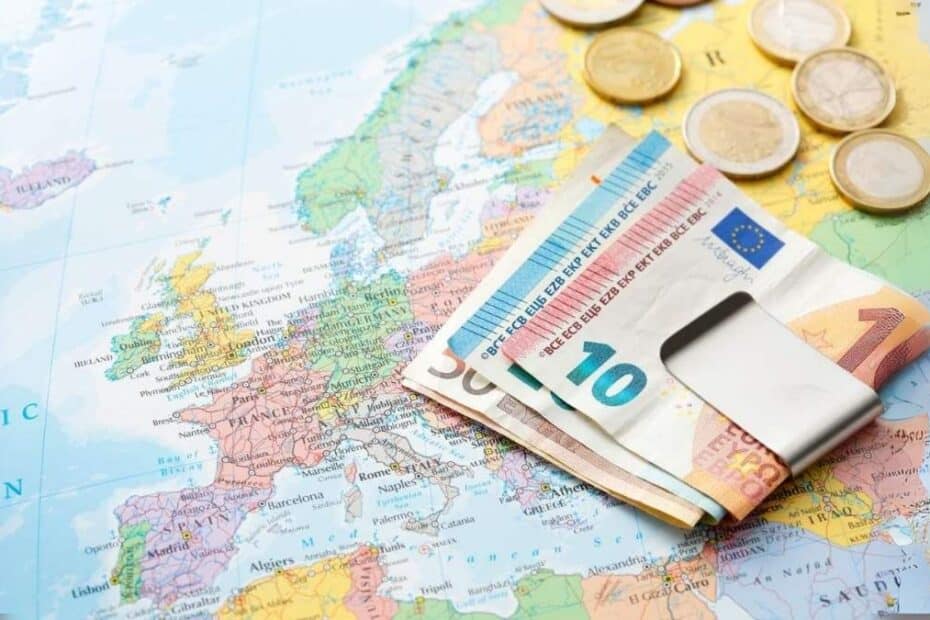 Európske eurobankovky a mince na mape Európy – symbolizujú príspevok zorgtoeslag, ktorý štát Holandsko vypláca mesačne na zdravotné poistenie.